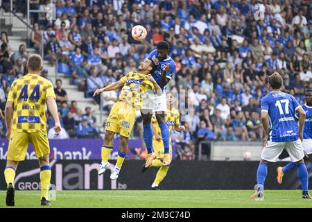 STVV's Shinji Okazaki und Genk's Mark McKenzie kämpfen am Samstag, dem 03. September 2022 in Genk, am 7. Tag der ersten Division der belgischen Meisterschaft 2022-2023, um den Ball bei einem Fußballspiel zwischen KRC Genk und STVV. BELGA FOTO TOM GOYVAERTS Stockfoto