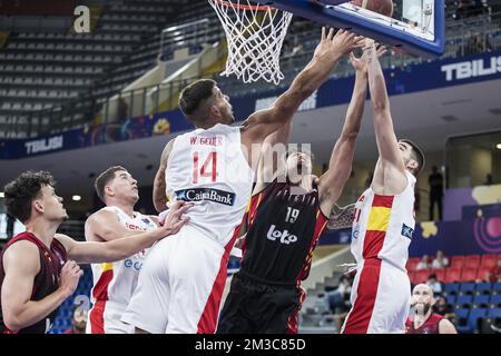 Ismael Bako aus Belgien, Juancho Hernangomez aus Spanien, Willy Hernangomze aus Spanien während des Spiels zwischen Spanien und den belgischen Löwen, Spiel drei von fünf in der Gruppe A bei der EuroBasket 2022, Sonntag, 04. September 2022, im Tbilisi Sports Palace, in Tiflis, Georgien. Die Basketball-Europameisterschaft findet vom 1. Bis 18. September statt. BELGA FOTO NIKOLA KRSTIC Stockfoto