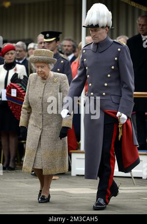 20141106 - LONDON, GROSSBRITANNIEN: Die britische Königin Elizabeth II. Wurde während eines königlichen Besuches zur Einweihung des Gedenkgartens „Flanders Fields Memorial Garden“ des Ersten Weltkriegs in London, Großbritannien, am Donnerstag, den 06. November 2014, abgebildet. BELGA FOTO ERIC LALMAND Stockfoto