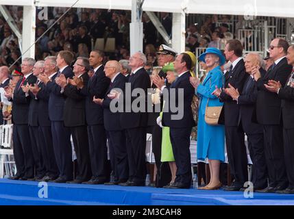 20140606 - OUISTREHAM, FRANKREICH: Kanadas Premierminister Stephen Harper, der Präsident des Europäischen Rates Herman Van Rompuy, König Philippe - Filip von Belgien, der niederländische König Willem-Alexander, der polnische Präsident Bronislaw Komorowski, US-Präsident Barack Obama, Italiens Präsident Giorgio Napolitano, der slowakische Präsident Ivan Gasparovic, Norwegens König Harald V., die britische Königin Elizabeth II, Der französische Präsident Francois Hollande und die dänische Königin Margrethe und der Großherzog Henri aus Luxemburg nehmen an einer Zeremonie Teil, die im Rahmen der Ereignisse anlässlich des 70.. Jahrestages der Landung der Alliierten im Zweiten Weltkrieg in der Normandie stattfinden wird Stockfoto