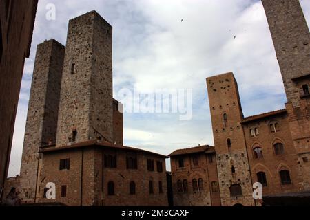 Werfen Sie einen Blick auf die romantische toskanische Stadt San Gimignano in Stein auf dem antiken Hügel in Italien Stockfoto