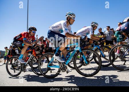 Spanischer Carlos Verona vom Movistar-Team und spanischer Luis Leon Sanchez von Bahrain siegreich, dargestellt in Aktion während der 20. Etappe der 2022. Ausgabe des Radrennen „Vuelta a Espana“, Tour of Spain, von Moralzarzal nach Puerto de Navacerrada (181km), Spanien, Samstag, 10. September 2022. BELGA FOTO DAVID PINTENS Stockfoto