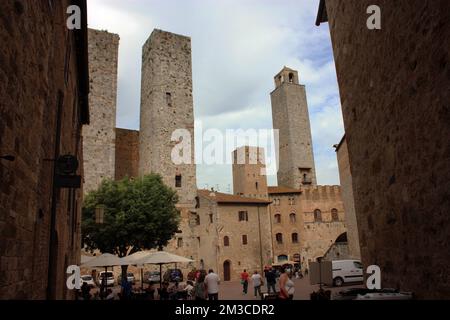 Werfen Sie einen Blick auf die romantische toskanische Stadt San Gimignano in Stein auf dem antiken Hügel in Italien Stockfoto