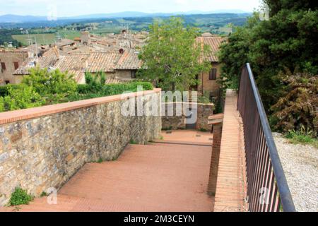 Werfen Sie einen Blick auf die romantische toskanische Stadt San Gimignano in Stein auf dem antiken Hügel in Italien Stockfoto