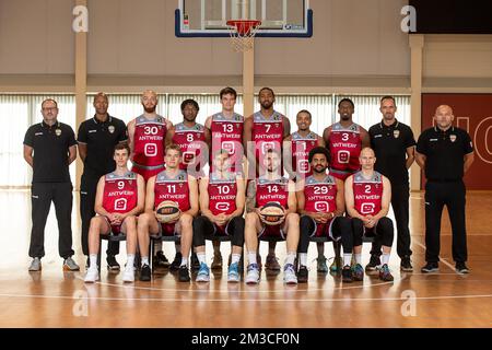 Antwerpens Cheftrainer Ivica Skelin, Antwerpens Teammanager Guy Muya, Antwerpens Vince Van Cleemput, Antwerpens Reggie Upshaw, Antwerpens Thijs De Ridder, Antwerpens Avery Woodson, Antwerpens Seppe D'Espallier, Antwerpen Niels De Ridder, Antwerpen Royce? Watson, Antwerpens Jean-Marc Mwema, Antwerpens Quentin Goodin, Antwerpens Quinten Smout, Antwerpens Kinesist Koen Embrechts und General Manager Eddy Faus posieren für ein Gruppenfoto der belgischen Basketballmannschaft Telenet Antwerpen Giants, vor der BNXT League 2022-2023, Donnerstag, den 15. September 2022 in Antwerpen. B Stockfoto