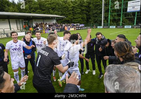 Beerschot VA feiert nach dem Gewinn eines Fußballspiels zwischen RE Virton und Beerschot VA, Sonntag, 18. September 2022 in Virton, am Tag 9 von 22 in der Challenger Pro League 2. Division der belgischen Meisterschaften 2022-2023 1B. BELGA FOTO TOM GOYVAERTS Stockfoto