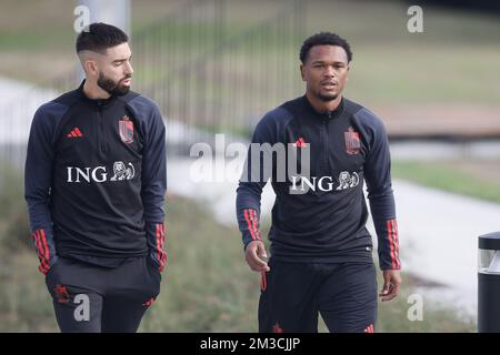 Der Belgier Yannick Carrasco und der Belgier Lois Openda, aufgenommen während einer Trainingseinheit der belgischen Fußballnationalmannschaft der Roten Teufel, am Dienstag, den 20. September 2022, in Tubize, zur Vorbereitung der Nations League-Spiele gegen die Niederlande und Wales. BELGA FOTO BRUNO FAHY Stockfoto