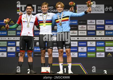 Antonio Morgado aus Portugal, der Deutsche Emil Herzog und der Belgier Vlad Van Mechelen auf dem Podium nach dem Straßenrennen der Junioren bei den UCI Road World Championships Cycling 2022 in Wollongong, Australien, Freitag, 23. September 2022. Die Worlds finden vom 18. Bis 25. September statt. BELGA FOTO DIRK WAEM Stockfoto