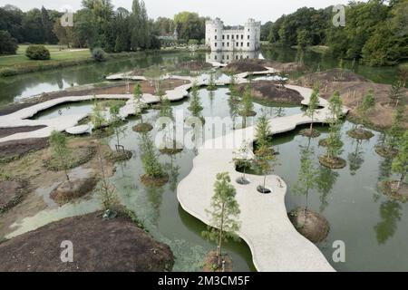 ACHTUNG REDAKTEURE - VERTEILT BILDER - REDAKTIONELLE VERWENDUNG MIT EINER GESCHICHTE NUR ÜBER DEN INSELGARTEN DER PLANTENTUIN MEISE - OBLIGATORISCHE KREDITAUSGABE - PLANTENTUIN MEISE JAN DE WILDE verteilt Bilder, die am Mittwoch, den 21. September 2022, von Plantentuin Meise veröffentlicht wurden zeigt eine Luftaufnahme der Drohne, Des neuen Inselgartens des Plantentuin Meise - Meise Botanischer Garten. Der neue Garten besteht aus einer Gruppe von Inseln mit verschiedenen Ausrichtungen und Ebenen und schafft eine Reihe von aquatischen Biotopen, die nur über einen 400 Meter langen gewundenen Spaziergang auf dem Wasser besucht werden können. Der Garten bietet auch eine Su Stockfoto