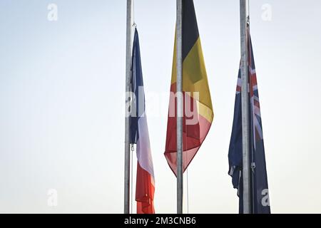 Die Abbildung zeigt die französische belgische und die australische Flagge, die nach dem Elite-Straßenrennen der Männer bei den UCI Road World Championships Cycling 2022, in Wollongong, Australien, am Sonntag, 25. September 2022, abgebildet ist. Die Worlds finden vom 18. Bis 25. September statt. BELGA FOTO DIRK WAEM Stockfoto