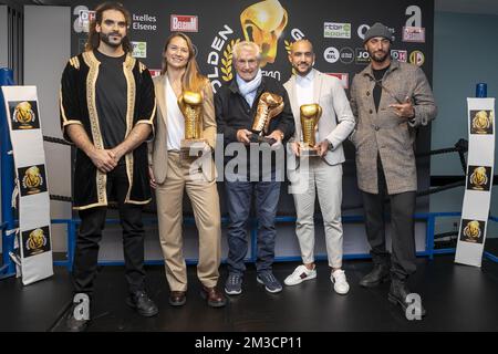 regisseur Adil El Arbi, Oshin Derieuw, Regisseur Claude Lelouch, Francesco Piera und Regisseur Bilal Fallah posiert für den Fotografen während der Golden Gloves Boxing Award Show am Sonntag, 25. September 2022 in Brüssel. BELGA FOTO HATIM KAGHAT Stockfoto