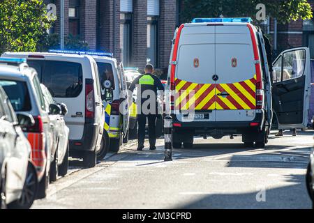 Polizeipräsenz am Tatort in Merksem, wo eine Schießerei stattfand, als die Polizei in den frühen Morgenstunden des 28. September 2022 in Antwerpen ein Haus durchsuchte. Nach den ersten Informationen starb eine Person, als die Spezialeinheiten ein Gebäude betraten, um den Rechtsextremismus und den Waffenbesitz zu untersuchen. BELGA FOTO JONAS ROOSENS Stockfoto