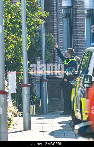 Polizeipräsenz am Tatort in Merksem, wo eine Schießerei stattfand, als die Polizei in den frühen Morgenstunden des 28. September 2022 in Antwerpen ein Haus durchsuchte. Nach den ersten Informationen starb eine Person, als die Spezialeinheiten ein Gebäude betraten, um den Rechtsextremismus und den Waffenbesitz zu untersuchen. BELGA FOTO JONAS ROOSENS Stockfoto