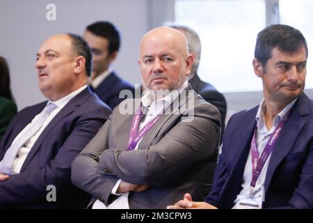 Der wallonische Vizepräsident Willy Borsus, der leitende Vizepräsident des UCB Jacques Marbehant und Geoffrey Folie von UCB, abgebildet während eines Besuchs der Gentherapieanlage „Campus UCB“ des biopharmazeutischen Unternehmens UCB in Braine-L'alleud, Mittwoch, 28. September 2022. BELGA FOTO BRUNO FAHY Stockfoto