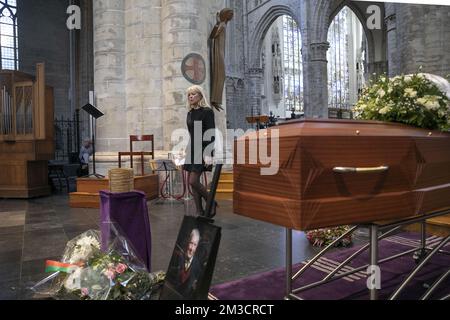 Tochter Marc Danval im Bild während der Trauerfeier für Radiomoderator Marc Danval, Freitag, 30. September 2022 in Brüssel. Der Journalist, Schriftsteller, Künstler und Jazzkolumnist Marc Danval, ein großer Jazzliebhaber, präsentierte seit mehr als 30 Jahren das Programm „La 3eme oreille“ im Radio La Premiere RTBF. BELGA FOTO HATIM KAGHAT Stockfoto