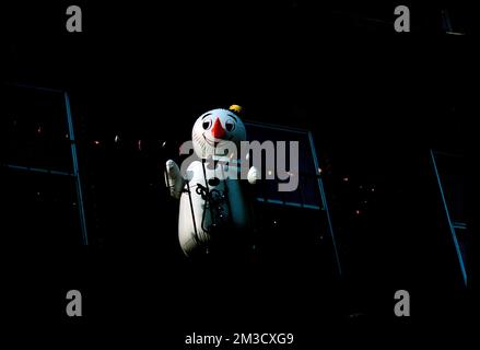 Inflatable snowman on balcony , Festive decorations, Snowmen. Edmund L. Mitchell Collection Stockfoto