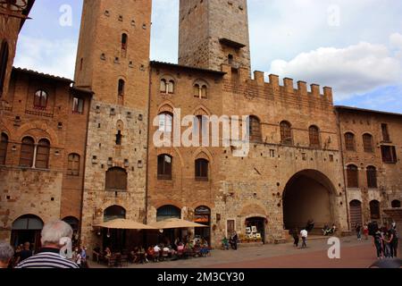 Werfen Sie einen Blick auf die romantische toskanische Stadt San Gimignano in Stein auf dem antiken Hügel in Italien Stockfoto