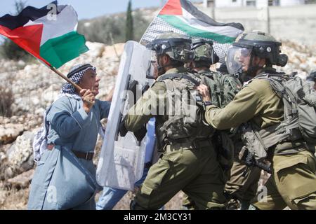 Nablus, Westjordanland, Palästina. 23. September 2022. Israelische Soldaten konfrontieren palästinensische Demonstranten während der Demonstration gegen israelische Siedlungen im Dorf Kafr Kaddoum in der Nähe der Stadt Nablus im Westjordanland. (Bild: © Nasser Ishtayeh/SOPA Images via ZUMA Press Wire) Stockfoto