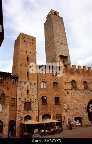 Werfen Sie einen Blick auf die romantische toskanische Stadt San Gimignano in Stein auf dem antiken Hügel in Italien Stockfoto