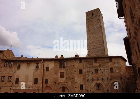 Werfen Sie einen Blick auf die romantische toskanische Stadt San Gimignano in Stein auf dem antiken Hügel in Italien Stockfoto