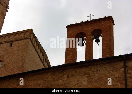 Werfen Sie einen Blick auf die romantische toskanische Stadt San Gimignano in Stein auf dem antiken Hügel in Italien Stockfoto