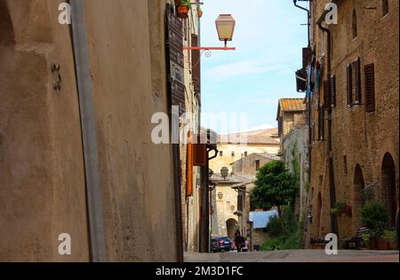 Werfen Sie einen Blick auf die romantische toskanische Stadt San Gimignano in Stein auf dem antiken Hügel in Italien Stockfoto