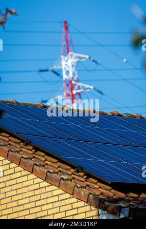 Die Abbildung zeigt den Start des Aster-Projekts, das am Dienstag, den 11. Oktober 2022, in Roeselare 395,000 Solarzellen für den sozialen Wohnungsbau einsetzen soll. BELGA FOTO KURT DESPLENTER Stockfoto