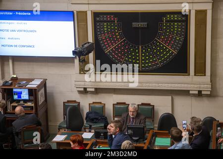 Die Abbildung zeigt die Abstimmung auf einer Plenarsitzung der Kammer im Bundestag in Brüssel am Donnerstag, den 13. Oktober 2022, mit einer Debatte über die politischen Pläne der Regierung für die nächsten zwei Jahre. BELGA FOTO NICOLAS MAETERLINCK Stockfoto