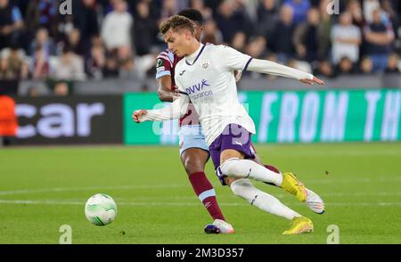 Ben Johnson von West Ham und Sebastiano Esposito von Anderlecht kämpfen während eines Fußballspiels zwischen dem britischen West Ham United FC und dem belgischen RSC Anderlecht am Donnerstag, dem 13. Oktober 2022, in London, Großbritannien, Belgien, am vierten Tag in der Gruppenphase der UEFA Conference League um den Ball. BELGA FOTO VIRGINIE LEFOUR Stockfoto