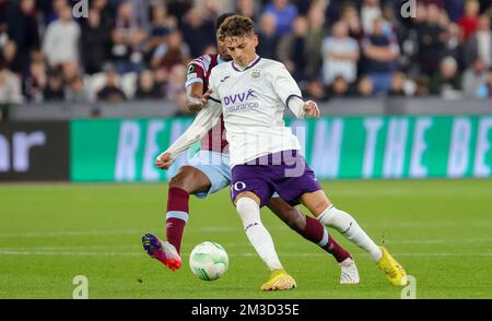 Ben Johnson von West Ham und Sebastiano Esposito von Anderlecht kämpfen während eines Fußballspiels zwischen dem britischen West Ham United FC und dem belgischen RSC Anderlecht am Donnerstag, dem 13. Oktober 2022, in London, Großbritannien, Belgien, am vierten Tag in der Gruppenphase der UEFA Conference League um den Ball. BELGA FOTO VIRGINIE LEFOUR Stockfoto