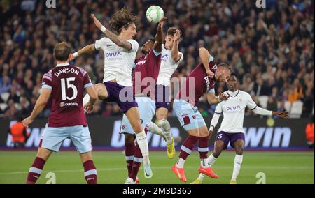 Fabio Silva von Anderlecht, Ben Johnson von West Ham und Sebastiano Esposito von Anderlecht kämpfen während eines Fußballspiels zwischen dem britischen West Ham United FC und dem belgischen RSC Anderlecht am Donnerstag, dem 13. Oktober 2022 in London, Großbritannien, Belgien, um den Ball. Am vierten Tag in der Gruppenphase der UEFA Conference League. BELGA FOTO VIRGINIE LEFOUR Stockfoto