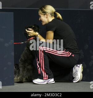 Justine Henin mit ihrem Hund Duece auf einer Veranstaltung zum Kindertag bei der Mons Ethias Tennis Trophy in Mons. Die ehemalige Weltmeisterin Henin hat ihre Rückkehr zum Tennis letzten Monat angekündigt. Stockfoto