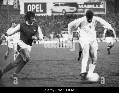 Johan Devrindt von Anderlecht erzielt im Finale des Inter-Cities Fairs Cup gegen Arsenal in Brüssel das erste Tor. Anderlecht gewann die erste Etappe 3:1, verlor aber den Rückkampf 0:3. Stockfoto