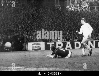 Jan Mulder von Anderlecht erzielt das dritte Tor im Finale des Inter-Cities Fairs Cup in Brüssel. Anderlecht gewann die erste Etappe 3:1, verlor aber den Rückkampf 0:3. Stockfoto