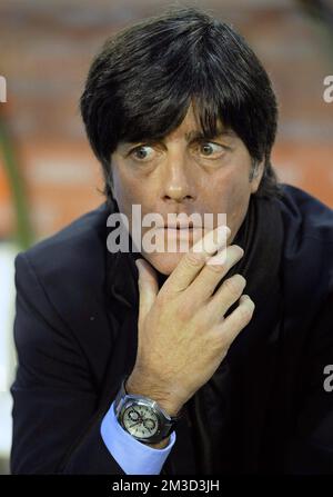 : Der deutsche Cheftrainer Joachim Low zeigte sich während des ersten Qualifikationsspiels für die Fußball-Meisterschaft Euro 2012 Stockfoto