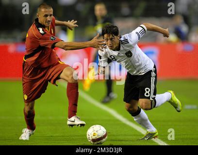 (L-R) Belgiens Timmy Simons und Deutschlands Mesut Ozil kämpfen während des ersten Qualifikationsspiels für die Fußball-Europameisterschaft Euro 2012 zwischen Belgien und Deutschland um den Ball Stockfoto