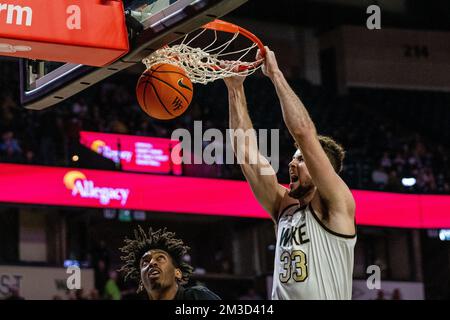 Winston-Salem, NC, USA. 14.. Dezember 2022. Wake Forest Demon Deacons stellte Matthew Marsh (33) während der ersten Hälfte des NCAA-Basketball-Matchups im LJVM Coliseum in Winston-Salem, NC, vor. (Scott Kinser/Cal Sport Media). Kredit: csm/Alamy Live News Stockfoto