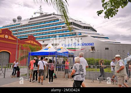 Luxusschiff (Kreuzfahrt), das an einem Pier in Brasilien angelegt hat. Internationaler Tourismus Stockfoto