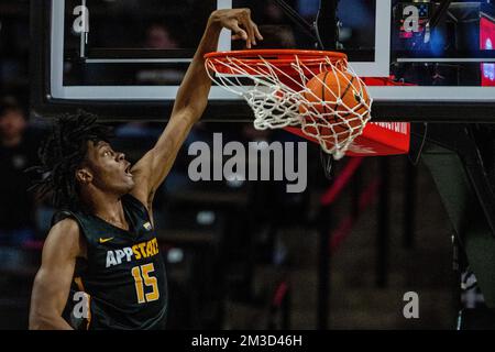 Winston-Salem, NC, USA. 14.. Dezember 2022. Die Bergsteiger des Bundesstaates Appalachian scheuen während der ersten Hälfte des NCAA-Basketball-Matchups im LJVM Coliseum in Winston-Salem, NC, CJ Huntley (15). (Scott Kinser/Cal Sport Media). Kredit: csm/Alamy Live News Stockfoto