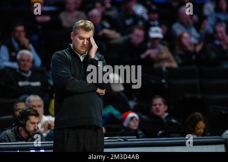 Winston-Salem, NC, USA. 14.. Dezember 2022. Der Cheftrainer der Appalachian State Mountaineers Dustin Kerns reagiert auf ein Spiel während der ersten Hälfte des NCAA Basketball Matchups im LJVM Coliseum in Winston-Salem, NC. (Scott Kinser/Cal Sport Media). Kredit: csm/Alamy Live News Stockfoto