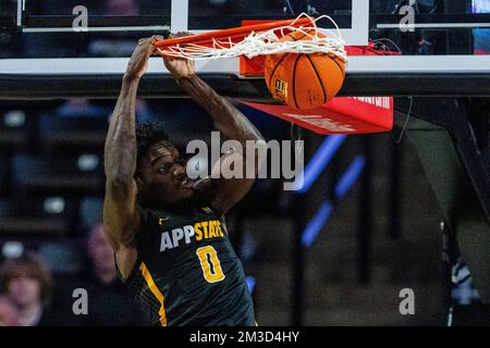 Winston-Salem, NC, USA. 14.. Dezember 2022. Während der ersten Hälfte des NCAA-Basketballspiels im LJVM Coliseum in Winston-Salem, NC, bewachen die Bergsteiger des Bundesstaats Appalachen Xavion Brown (0). (Scott Kinser/Cal Sport Media). Kredit: csm/Alamy Live News Stockfoto