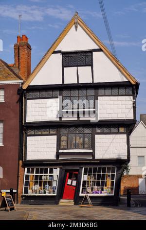 Crooked House, Tür und Fenster des Sir John Boys House aus dem 17.. Jahrhundert, Buchladen mit Fachwerkstatt kurz nach Sonnenaufgang, Palace Street, Canterbury, Kent, Großbritannien Stockfoto