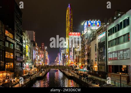 Neonlichter erleuchteten die Straßen entlang des Dotonbori-Kanals bei Nacht in Osaka, Japan. Stockfoto