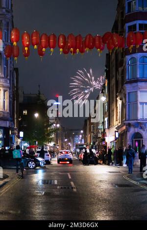 London, Großbritannien. 23.. November 2022. Feuerwerke erhellen den Himmel während der Bonfire Night in der Wardour Street in China Town, London. Die Lagerfeuernacht, auch bekannt als Guy Fawkes Night, ist eine Feier zur Erinnerung an die Hinrichtung von Guy Fawkes, einem Terroristen aus dem 17.. Jahrhundert, der hingerichtet wurde, nachdem er versucht hatte, den König zu ermorden und das House of Lords in London in die Luft zu jagen. Demonstranten tragen oft die Guy-Fawkes-Maske während der Bonfire-Nacht. Seit der Veröffentlichung des Films V für Vendetta im Jahr 2005 hat sich die Fawkes-Maske weltweit als Symbol des Protests gegen Regierungen, Banken und Macht verbreitet Stockfoto