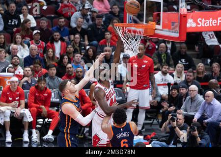 Chicago, USA. 14.. Dezember 2022. Patrick Williams (44 Chicago Bulls) bekommt den Ball während des Spiels zwischen den Chicago Bulls und den New York Knicks am Mittwoch, den 14. Dezember 2022 im United Center, Chicago, USA, zurück in den Korb. (KEINE KOMMERZIELLE NUTZUNG) (Foto: Shaina Benhiyoun/Sports Press Photo/C - FRIST VON EINER STUNDE - FTP NUR AKTIVIEREN, WENN BILDER WENIGER ALS EINE STUNDE ALT sind - Alamy) Guthaben: SPP Sport Press Photo. Alamy Live News Stockfoto