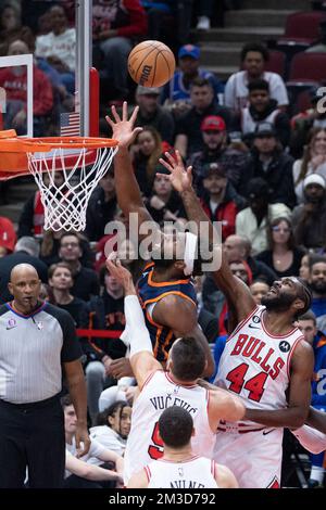 Chicago, USA. 14.. Dezember 2022. Patrick Williams (44 Chicago Bulls) kämpft während des Spiels zwischen den Chicago Bulls und den New York Knicks am Mittwoch, den 14. Dezember 2022 im United Center, Chicago, USA, um die Erholung. (KEINE KOMMERZIELLE NUTZUNG) (Foto: Shaina Benhiyoun/Sports Press Photo/C - FRIST VON EINER STUNDE - FTP NUR AKTIVIEREN, WENN BILDER WENIGER ALS EINE STUNDE ALT sind - Alamy) Guthaben: SPP Sport Press Photo. Alamy Live News Stockfoto