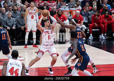 Chicago, USA. 14.. Dezember 2022. Nikola Vucevic (9 Chicago Bulls) in Aktion während des Spiels zwischen den Chicago Bulls und den New York Knicks am Mittwoch, den 14. Dezember 2022 im United Center, Chicago, USA. (KEINE KOMMERZIELLE NUTZUNG) (Foto: Shaina Benhiyoun/Sports Press Photo/C - FRIST VON EINER STUNDE - FTP NUR AKTIVIEREN, WENN BILDER WENIGER ALS EINE STUNDE ALT sind - Alamy) Guthaben: SPP Sport Press Photo. Alamy Live News Stockfoto