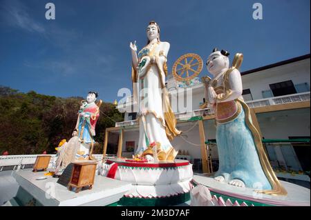 Die stehende Guan-Yin-Statue im Freien mit einer Höhe von Wat Khao Takiab befindet sich am Hua hin Beach, Pra Chuap Khi Ri Khun Province in der Mitte Thailands. Stockfoto