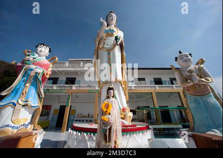 Die stehende Guan-Yin-Statue im Freien mit einer Höhe von Wat Khao Takiab befindet sich am Hua hin Beach, Pra Chuap Khi Ri Khun Province in der Mitte Thailands. Stockfoto