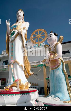 Die stehende Guan-Yin-Statue im Freien mit einer Höhe von Wat Khao Takiab befindet sich am Hua hin Beach, Pra Chuap Khi Ri Khun Province in der Mitte Thailands. Stockfoto